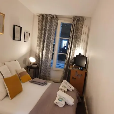 Stuning Place ,gare Montparnasse ,center ,front Of Metro Hotel *