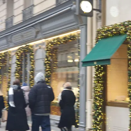 Stuning Place ,gare Montparnasse ,center ,front Of Metro Hotel *