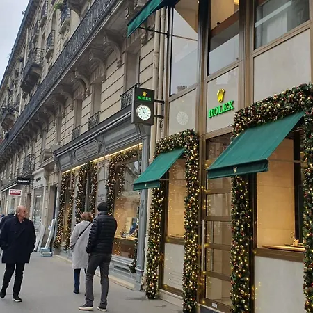 Stuning Place ,gare Montparnasse ,center ,front Of Metro París